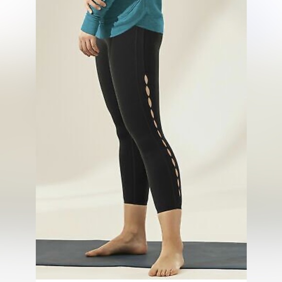 Athleta Pants - Athleta Horizon Scallop Black Yoga Fitness Capri Pant!